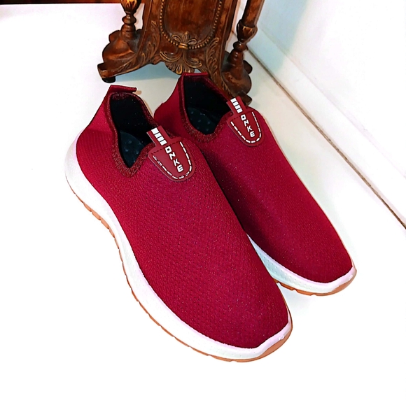 Unisex Solid Slip On Sneakers Comfy Non Slip Soft Sole Shoes for Men & Women - Picture 4 of 10